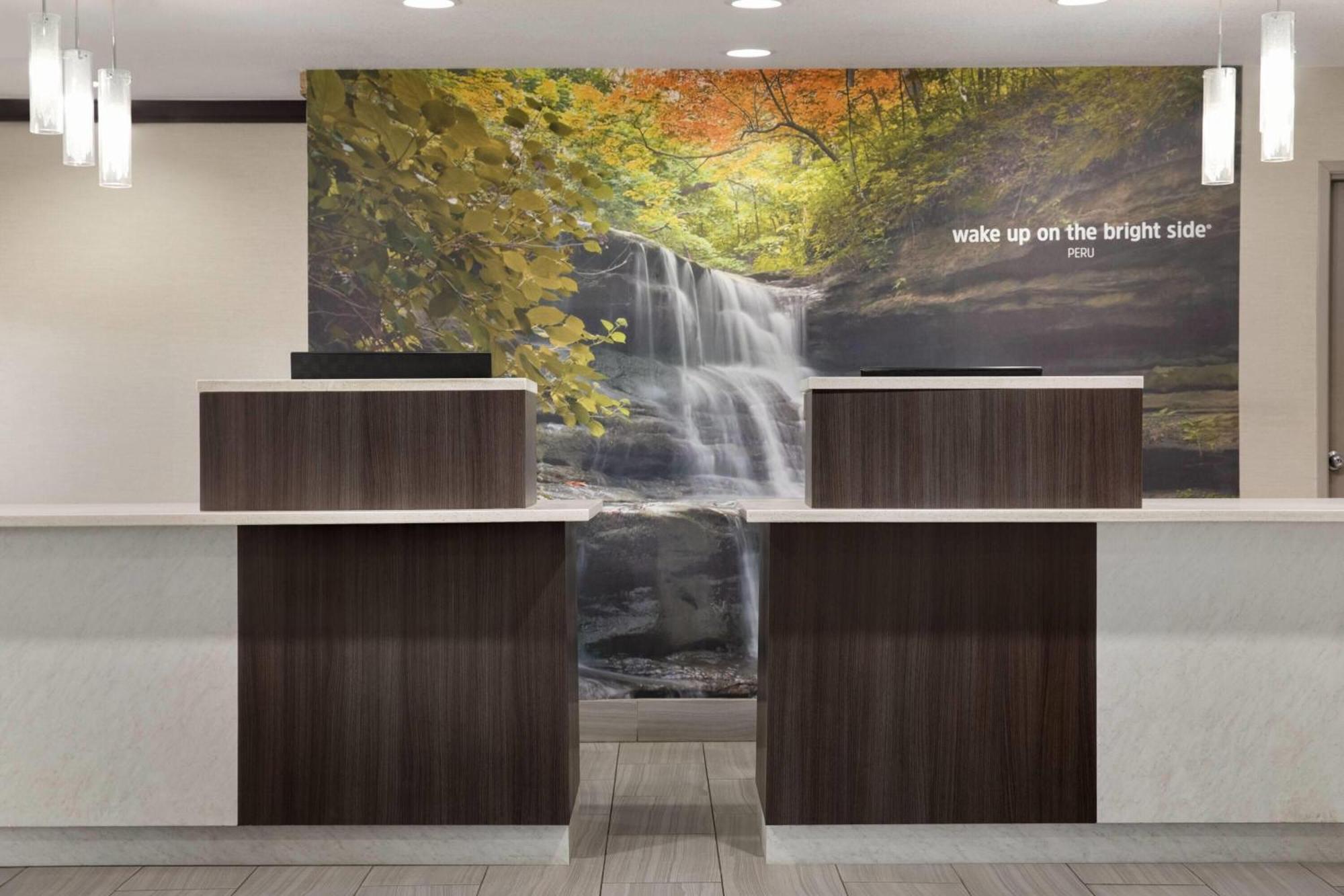 La Quinta Inn & Suites By Wyndham Peru Starved Rock St Park Exterior foto